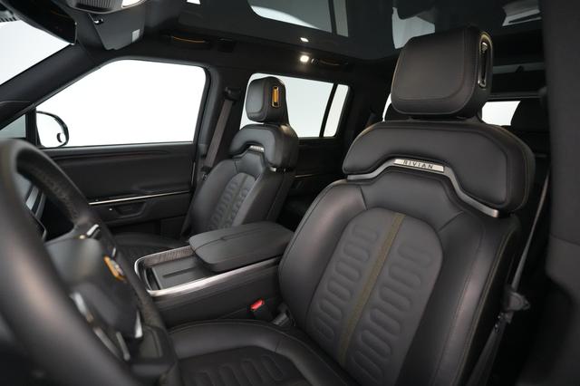 2025 Rivian R1S — photo 3 of 24