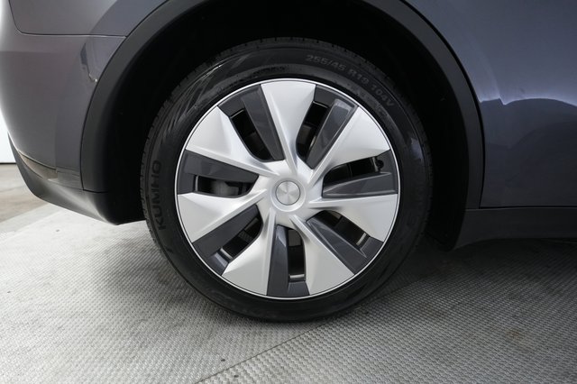 2023 Tesla Model Y — photo 17 of 24