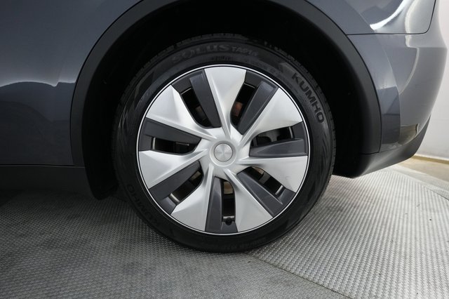 2023 Tesla Model Y — photo 7 of 24