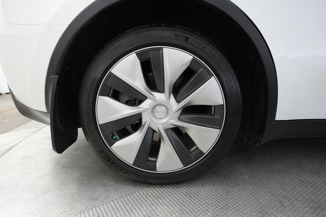 2023 Tesla Model Y — photo 17 of 26