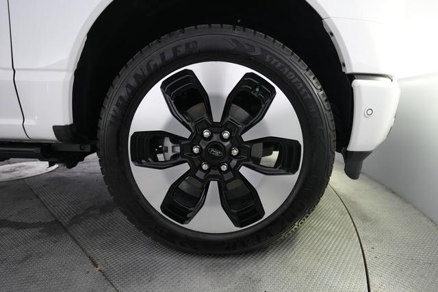 2023 Ford F-150 Lightning — photo 10 of 18