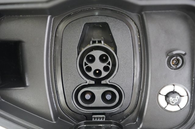 2023 Ford F-150 Lightning — photo 8 of 18