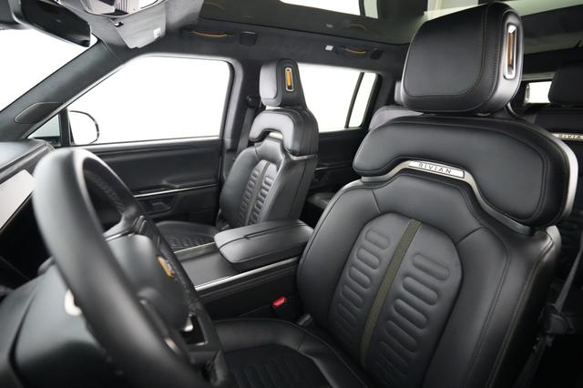 2023 Rivian R1S — photo 3 of 25