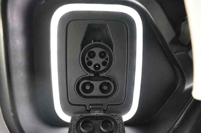 2023 Rivian R1S — photo 8 of 25