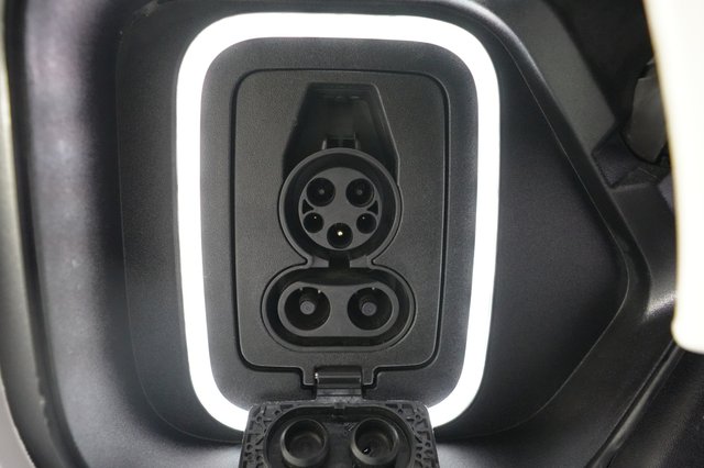 2023 Rivian R1S — photo 8 of 25