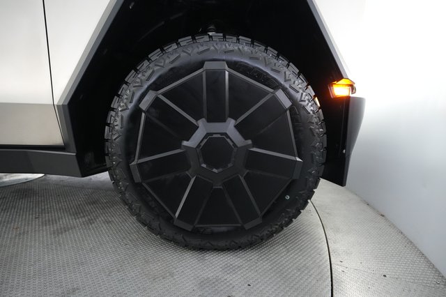2024 Tesla Cybertruck — photo 10 of 18