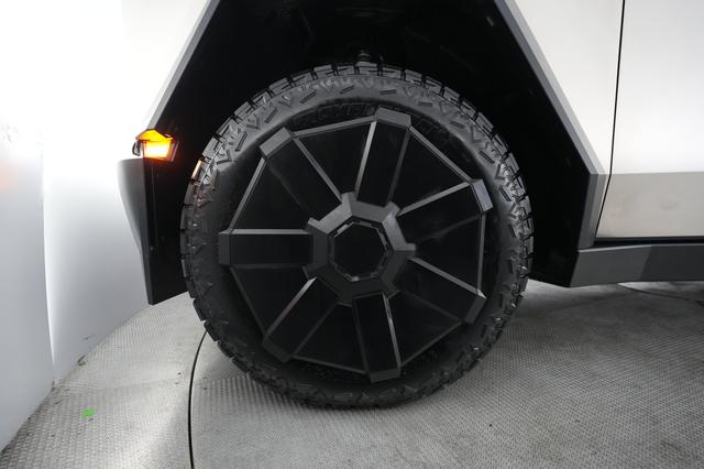 2024 Tesla Cybertruck — photo 9 of 18