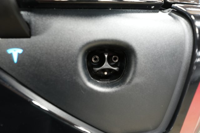 2018 Tesla Model 3 — photo 8 of 24