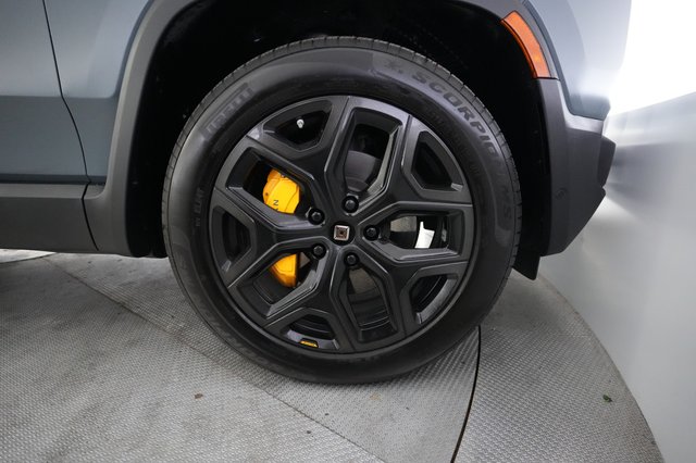 2025 Rivian R1T — photo 16 of 22