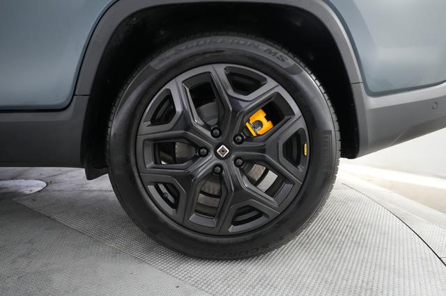 2025 Rivian R1T — photo 7 of 22