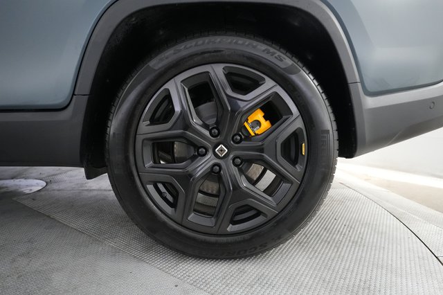 2025 Rivian R1T — photo 7 of 22