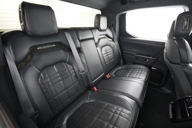 2025 Rivian R1T — photo 4 of 22