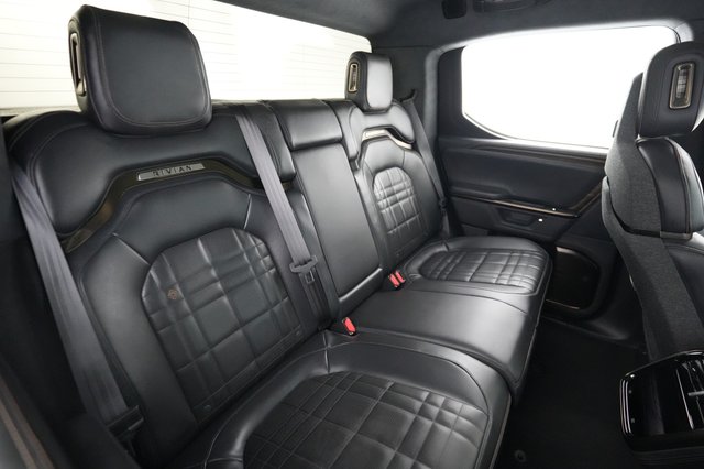 2025 Rivian R1T — photo 4 of 22