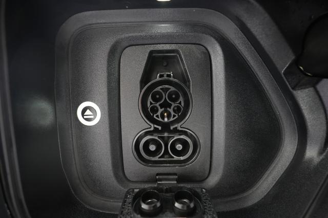 2025 Rivian R1T — photo 8 of 22