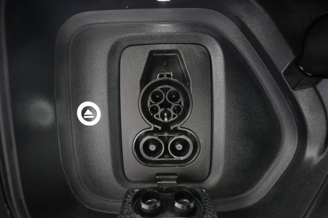 2025 Rivian R1T — photo 8 of 22
