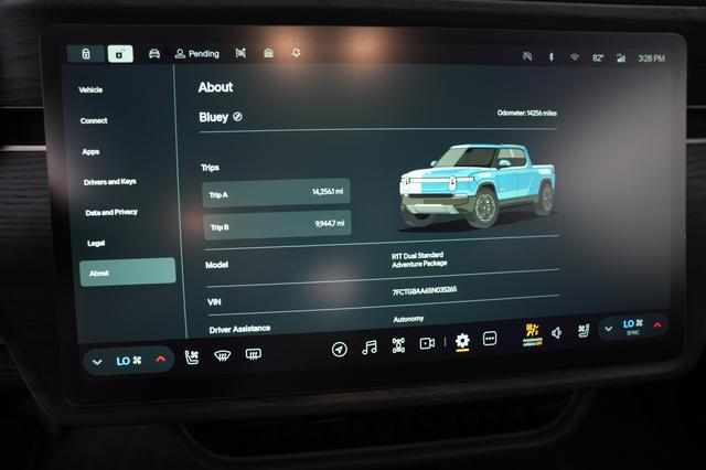 2025 Rivian R1T — photo 5 of 21