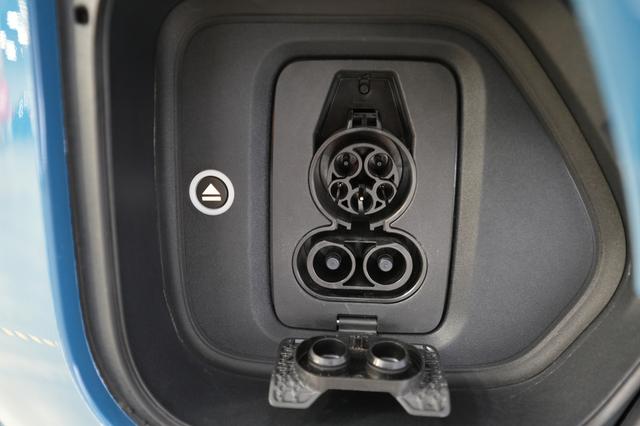 2025 Rivian R1T — photo 8 of 21