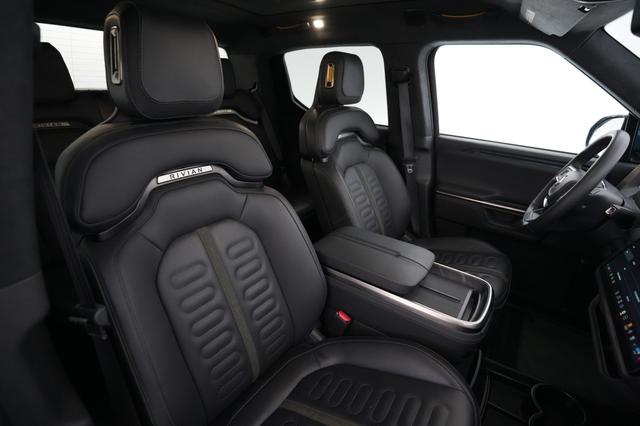 2025 Rivian R1T — photo 4 of 21