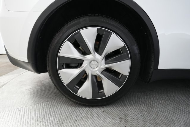 2023 Tesla Model Y — photo 17 of 21