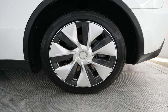 2023 Tesla Model Y — photo 7 of 21