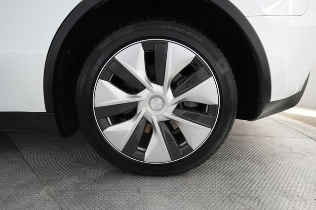 2023 Tesla Model Y — photo 7 of 21