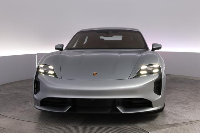 2020 Porsche Taycan — photo 9 of 25