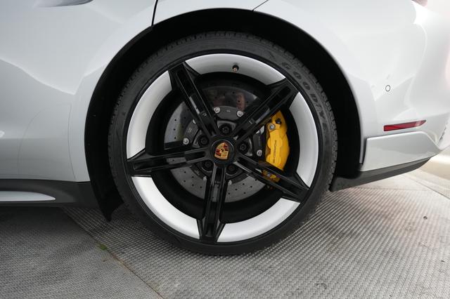 2020 Porsche Taycan — photo 7 of 25