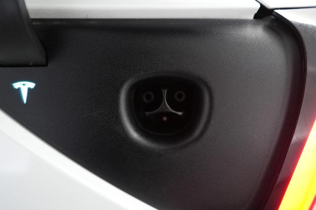 2018 Tesla Model 3 — photo 8 of 30
