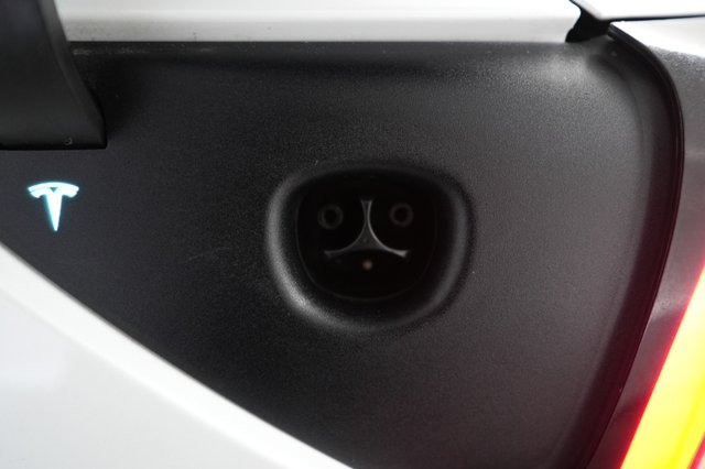 2018 Tesla Model 3 — photo 8 of 30