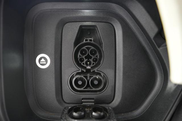 2025 Rivian R1S — photo 8 of 25