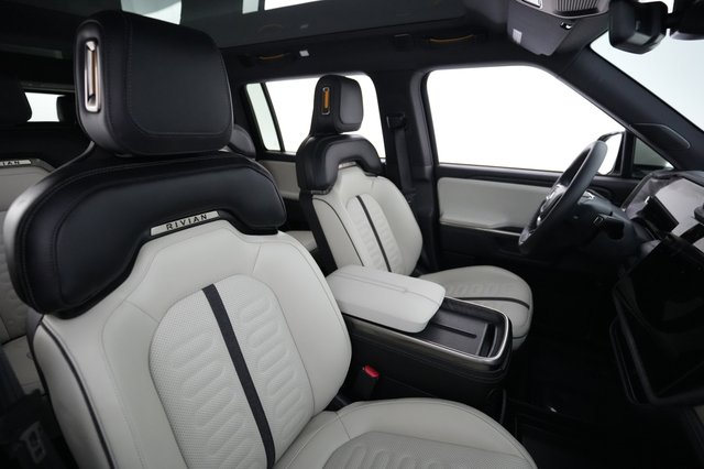 2025 Rivian R1S — photo 18 of 25
