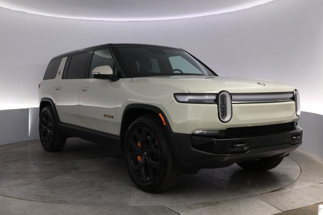 2025 Rivian R1S — photo 10 of 25