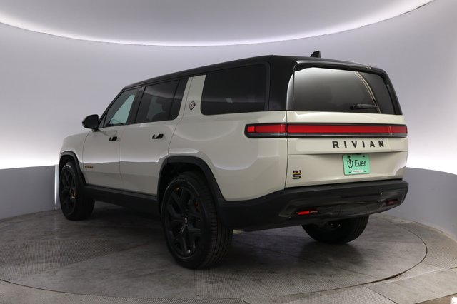 2025 Rivian R1S — photo 13 of 25