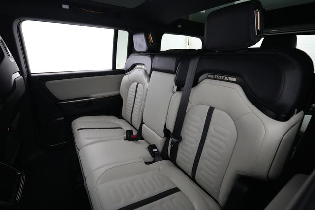 2025 Rivian R1S — photo 3 of 25
