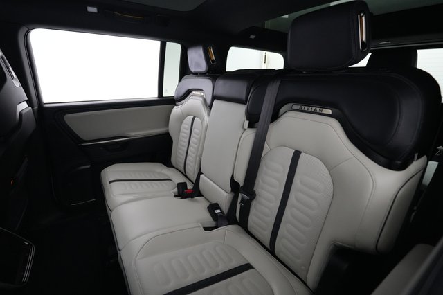2025 Rivian R1S — photo 3 of 25