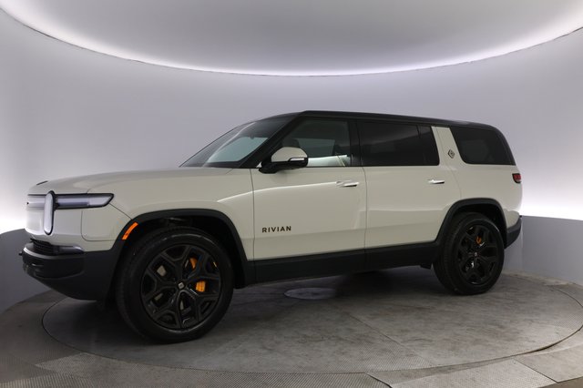 2025 Rivian R1S — photo 14 of 25