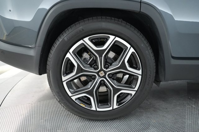 2024 Rivian R1S — photo 7 of 26