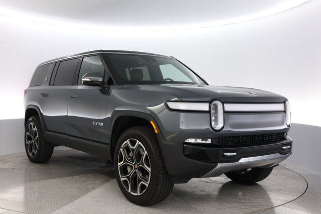2024 Rivian R1S — photo 10 of 26