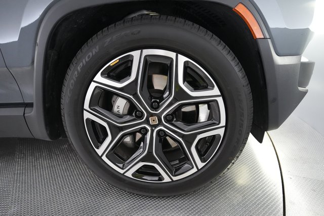 2024 Rivian R1S — photo 15 of 26