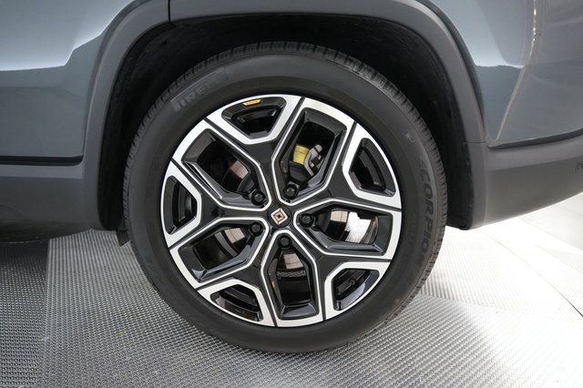 2024 Rivian R1S — photo 17 of 26