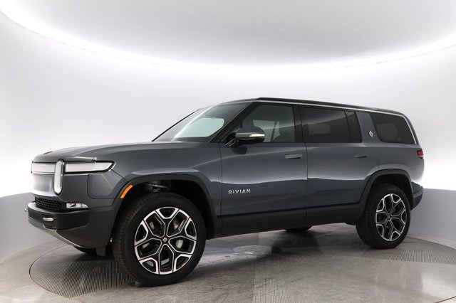 2024 Rivian R1S — photo 14 of 26