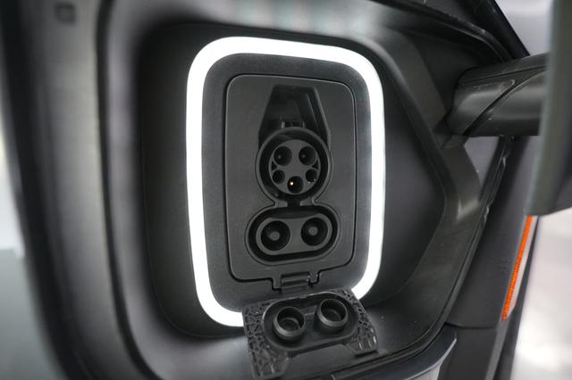 2024 Rivian R1S — photo 8 of 26