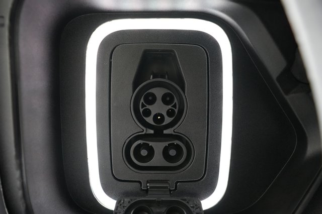 2023 Rivian R1T — photo 8 of 27