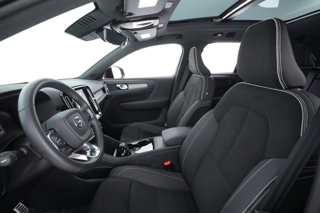 2022 Volvo XC40 Recharge — photo 19 of 28