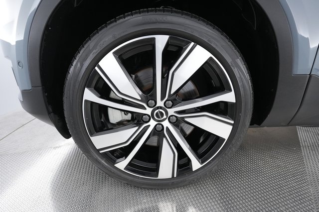2022 Volvo XC40 Recharge — photo 14 of 28