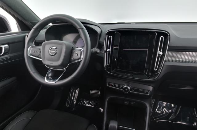 2022 Volvo XC40 Recharge — photo 3 of 28