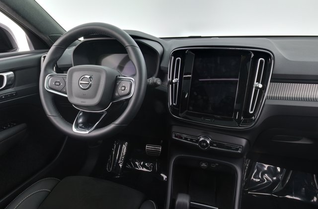 2022 Volvo XC40 Recharge — photo 3 of 28