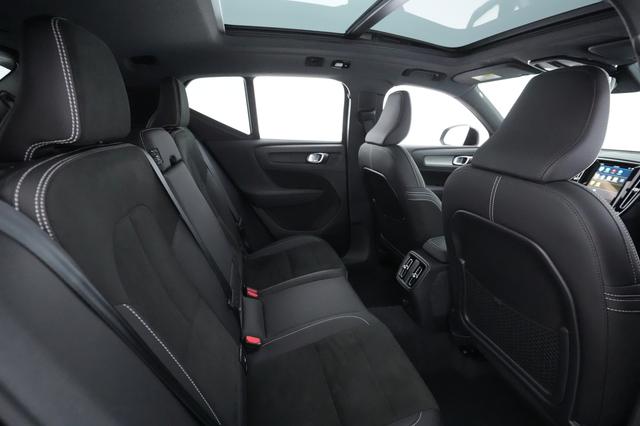 2022 Volvo XC40 Recharge — photo 4 of 28