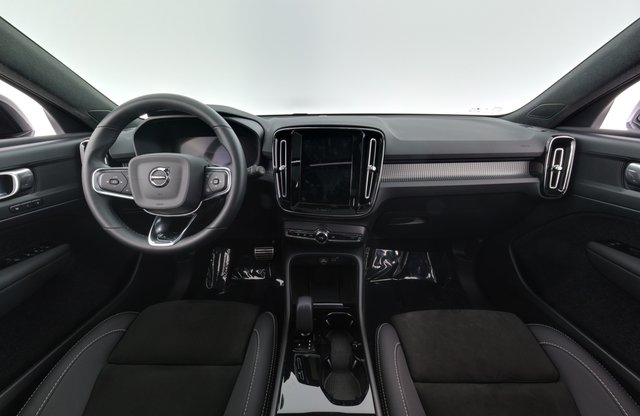 2022 Volvo XC40 Recharge — photo 18 of 28