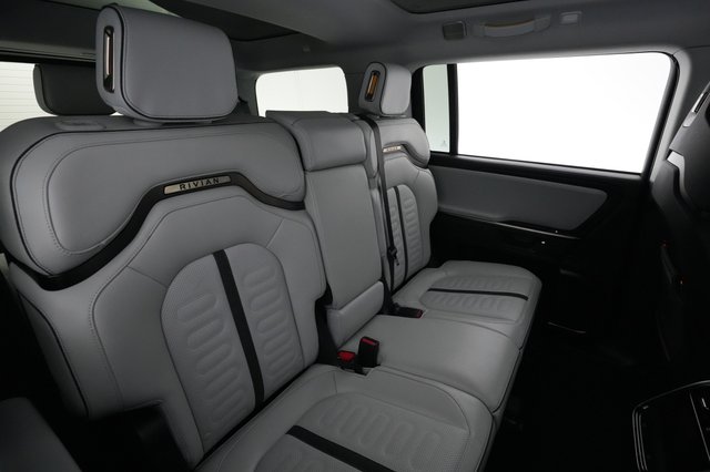 2025 Rivian R1S — photo 4 of 27